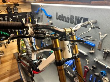 Gebrauchtes YT Industries Tues SRAM X01 DH 2018 Mountainbike, Weiß — Bild 4 von 18