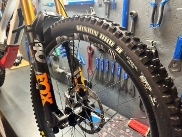 Gebrauchtes YT Industries Tues SRAM X01 DH 2018 Mountainbike, Weiß — Bild 3 von 18