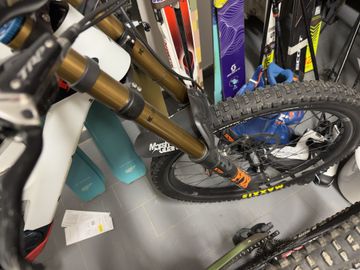 Gebrauchtes YT Industries Tues SRAM X01 DH 2018 Mountainbike, Weiß — Bild 15 von 18