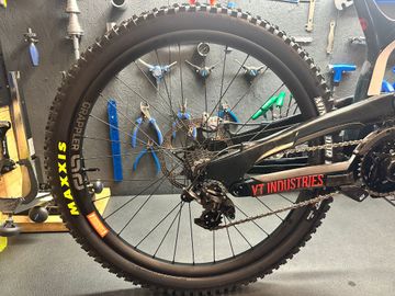 Gebrauchtes YT Industries Tues SRAM X01 DH 2018 Mountainbike, Weiß — Bild 7 von 18