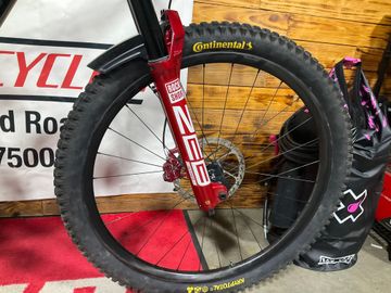 Used Specialized Enduro 2024 Mountainbike, Red — image 4 of 4