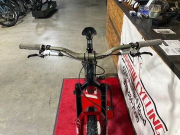 Used Specialized Enduro 2024 Mountainbike, Red — image 2 of 4
