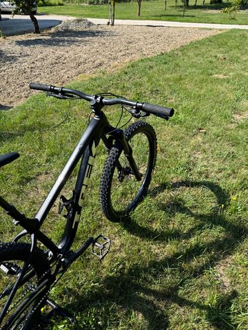 Used Trek Roscoe 7 2023 Mountainbike, Black, 29 — image 10 of 10