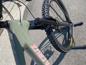 Used Santa Cruz Nomad 6 70 MX 2025 Mountainbike, Light Gray — image 2 of 3
