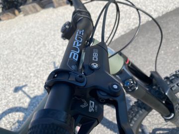 Used Santa Cruz Nomad 6 70 MX 2025 Mountainbike, Light Gray — image 3 of 3