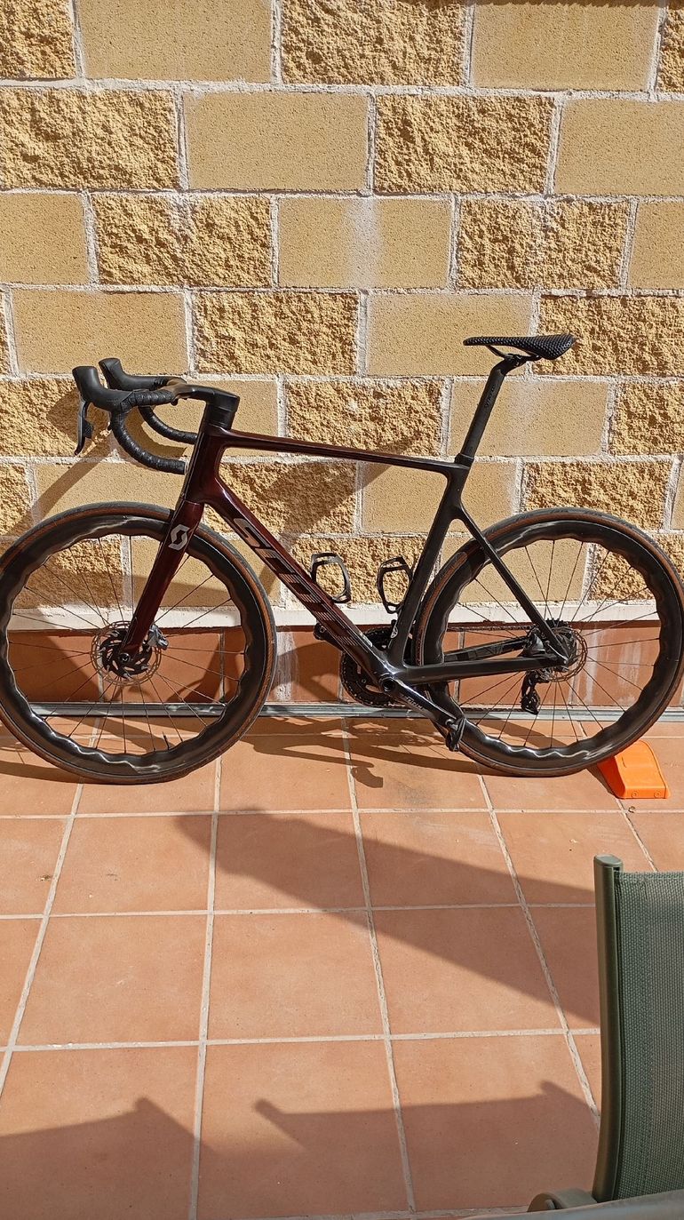 Used Scott Addict RC 10 2023 2023 Road & Gravel, Black — image 2 of 6
