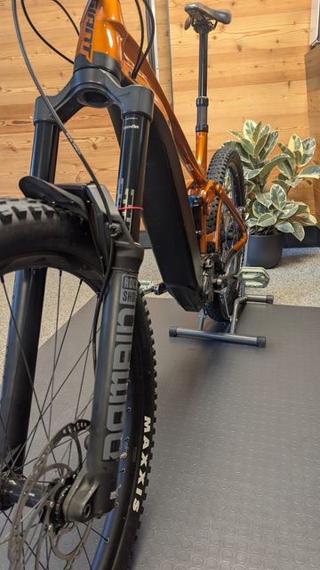 Giant Reign E+ 3, 2022 2022 Mountainbike de segunda mano, Naranja — imagen 2 de 5