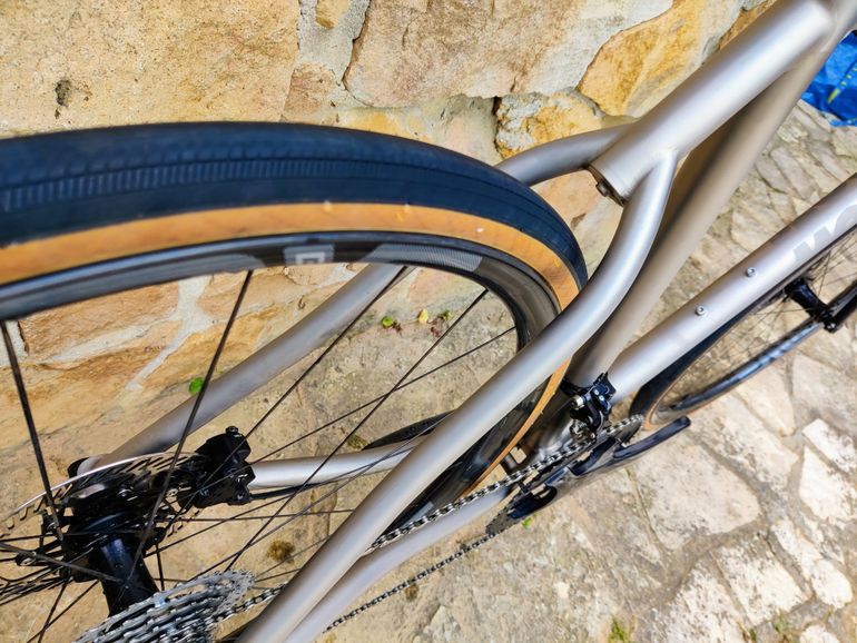 Used Moots Routt Campagnolo Chorus 2021 Road & Gravel, Light Gray — image 6 of 7