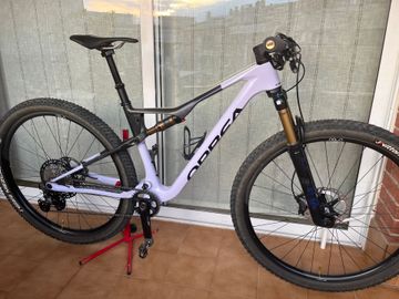 Used Orbea Oiz Shimano Deore XT 2024 Mountainbike, Purple, 29 — image 1 of 9