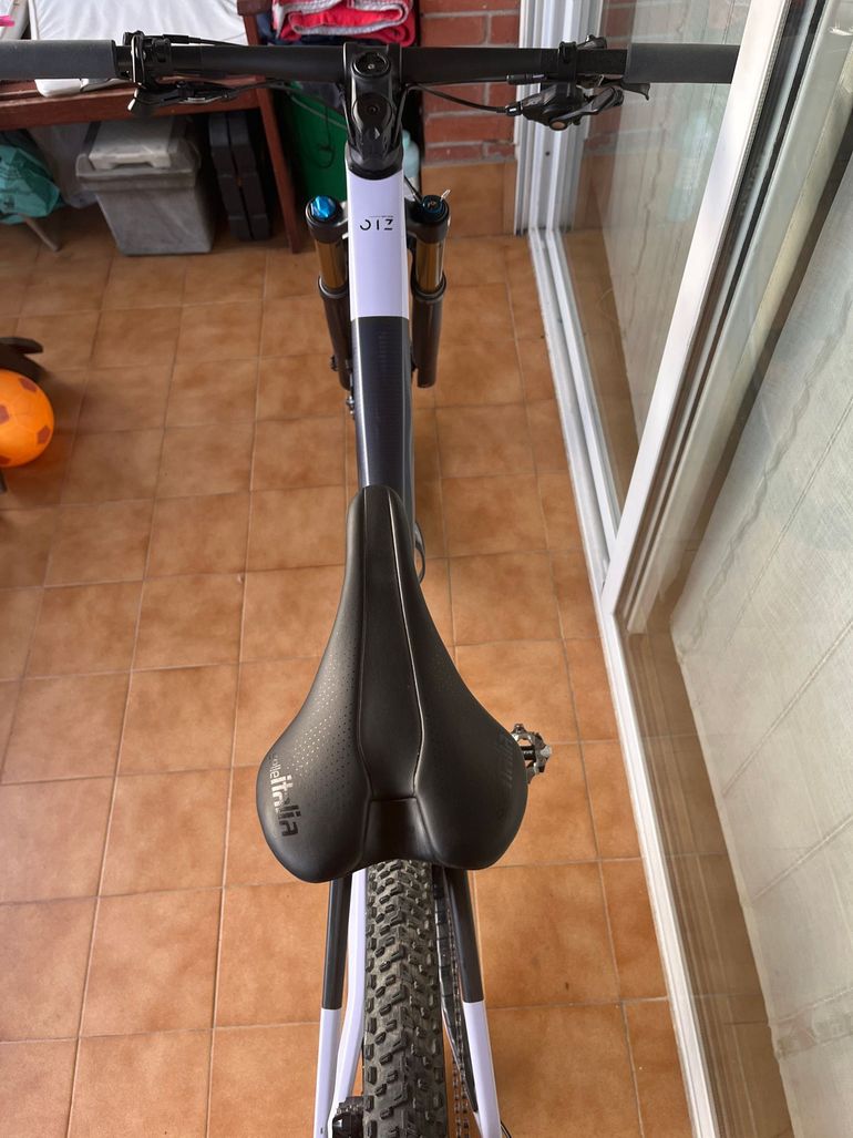 Used Orbea Oiz Shimano Deore XT 2024 Mountainbike, Purple, 29 — image 8 of 9