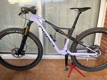 Used Orbea Oiz Shimano Deore XT 2024 Mountainbike, Purple, 29 — image 2 of 9