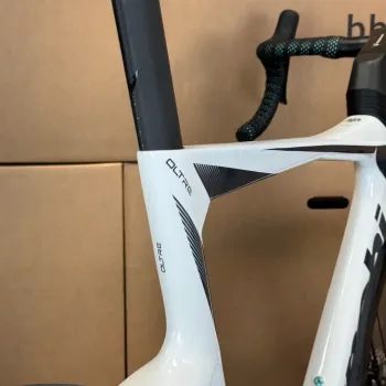 Used Bianchi New Bianchi Oltre Comp, Ultegra Di2 12-speed - 2024 (57cm) 2024 Road & Gravel, White — image 8 of 12