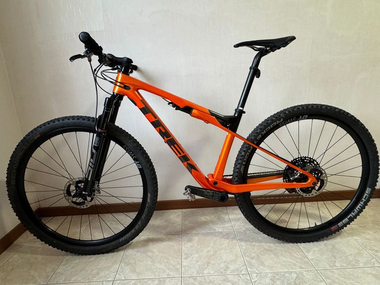 Used Trek Supercaliber Shimano XTR 2022 Mountainbike, Red — image 4 of 39