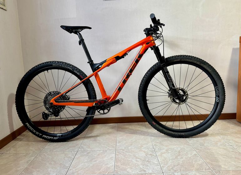 Used Trek Supercaliber Shimano XTR 2022 Mountainbike, Red — image 1 of 39