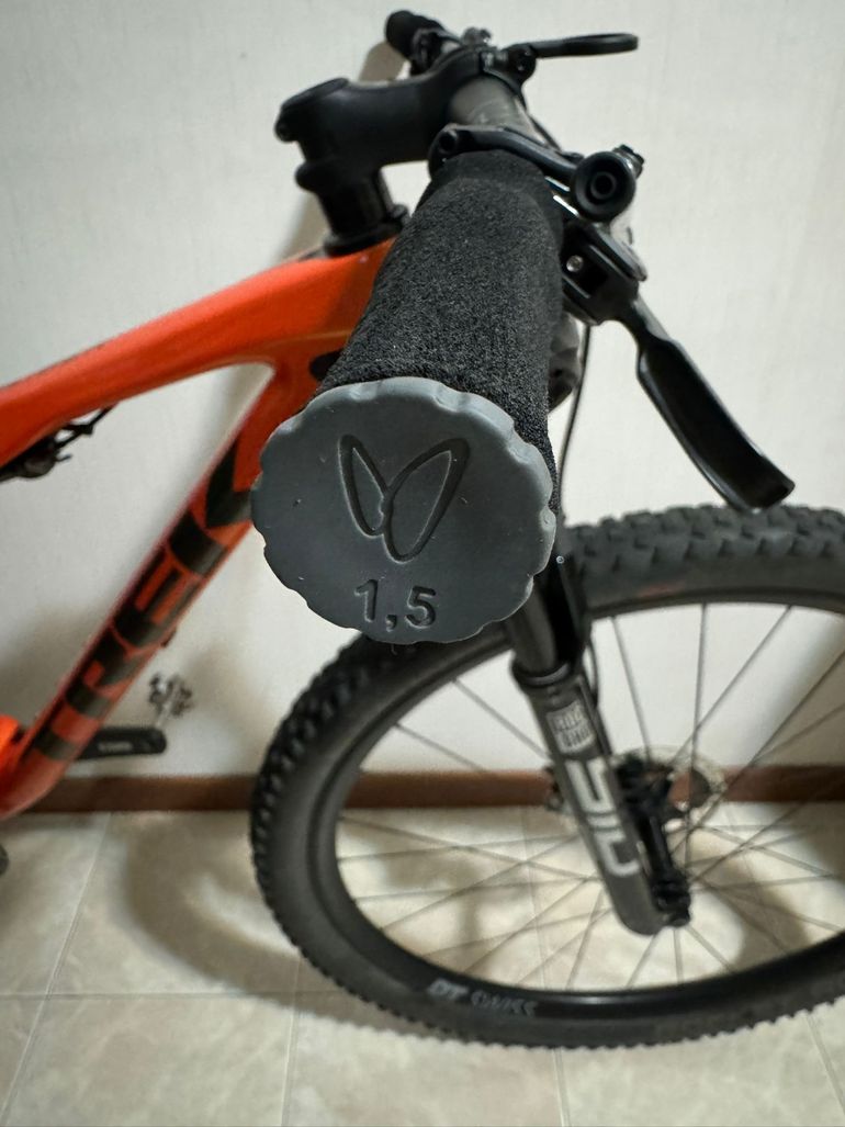 Used Trek Supercaliber Shimano XTR 2022 Mountainbike, Red — image 2 of 39
