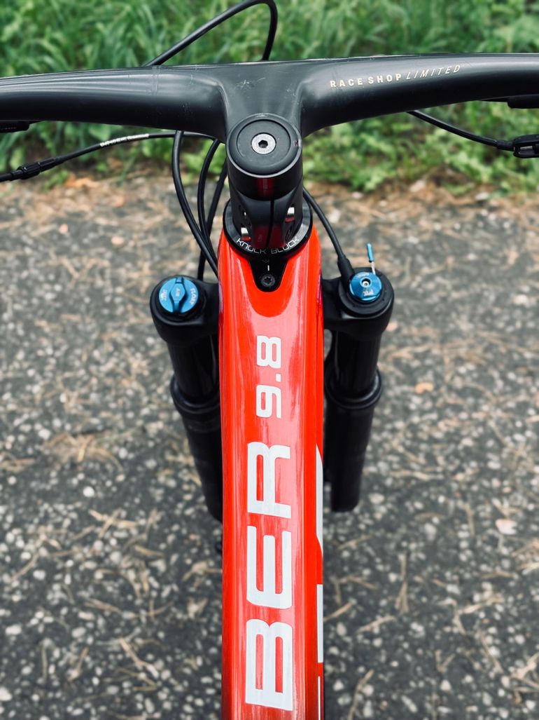 Used Trek Procaliber 9.8 2023 2023 Mountainbike, Red, 29 — image 2 of 11