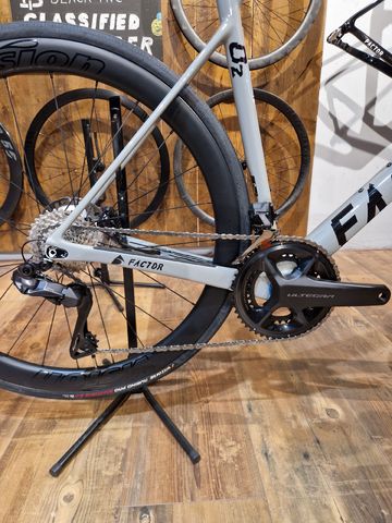 Used Factor O2 Shimano Ultegra Di2 2025 Road & Gravel, Light Gray — image 3 of 6