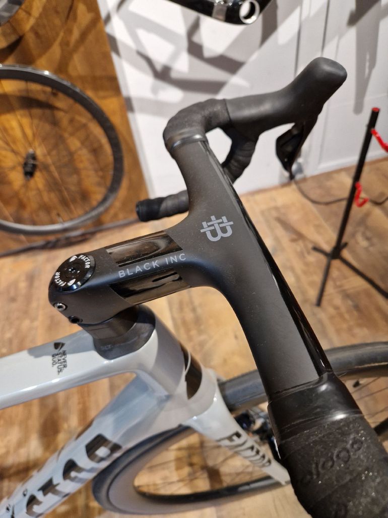Used Factor O2 Shimano Ultegra Di2 2025 Road & Gravel, Light Gray — image 4 of 6