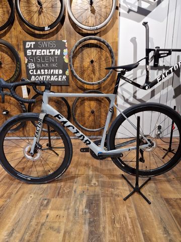 Used Factor O2 Shimano Ultegra Di2 2025 Road & Gravel, Light Gray — image 2 of 6