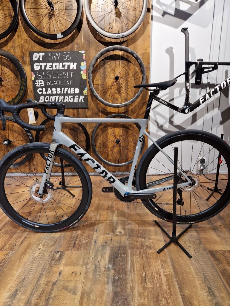 Used Factor O2 Shimano Ultegra Di2 2025 Road & Gravel, Light Gray — image 2 of 6