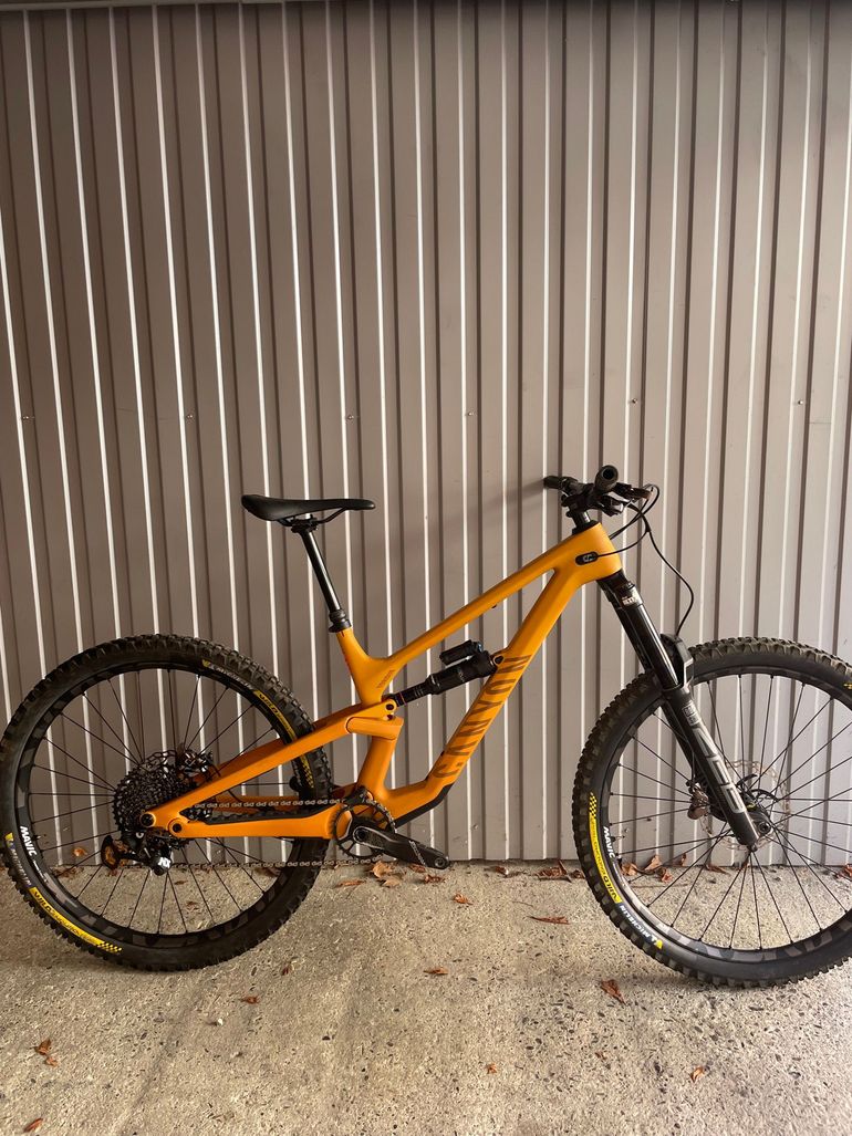 Canyon Torque CF7 29 (cadre Neuf) 2025 Mountainbike usato, Arancione — immagine 1 di 9