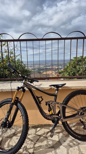 Used Giant Reign 29 2022 2022 Mountainbike, Black, 29 — image 3 of 6