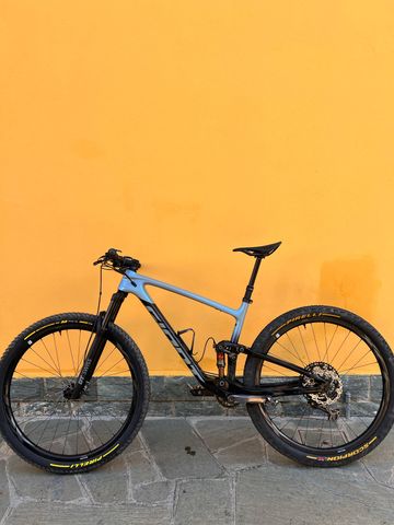 Used Giant Anthem 2025 Mountainbike, Light Gray — image 2 of 12