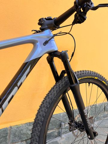 Used Giant Anthem 2025 Mountainbike, Light Gray — image 7 of 12