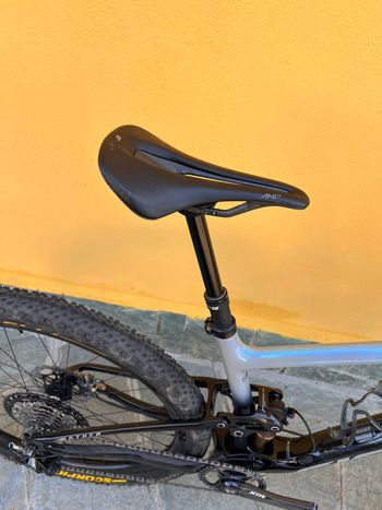 Used Giant Anthem 2025 Mountainbike, Light Gray — image 8 of 12