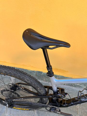 Used Giant Anthem 2025 Mountainbike, Light Gray — image 8 of 12