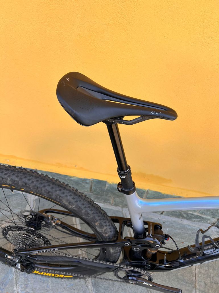 Used Giant Anthem 2025 Mountainbike, Light Gray — image 8 of 12
