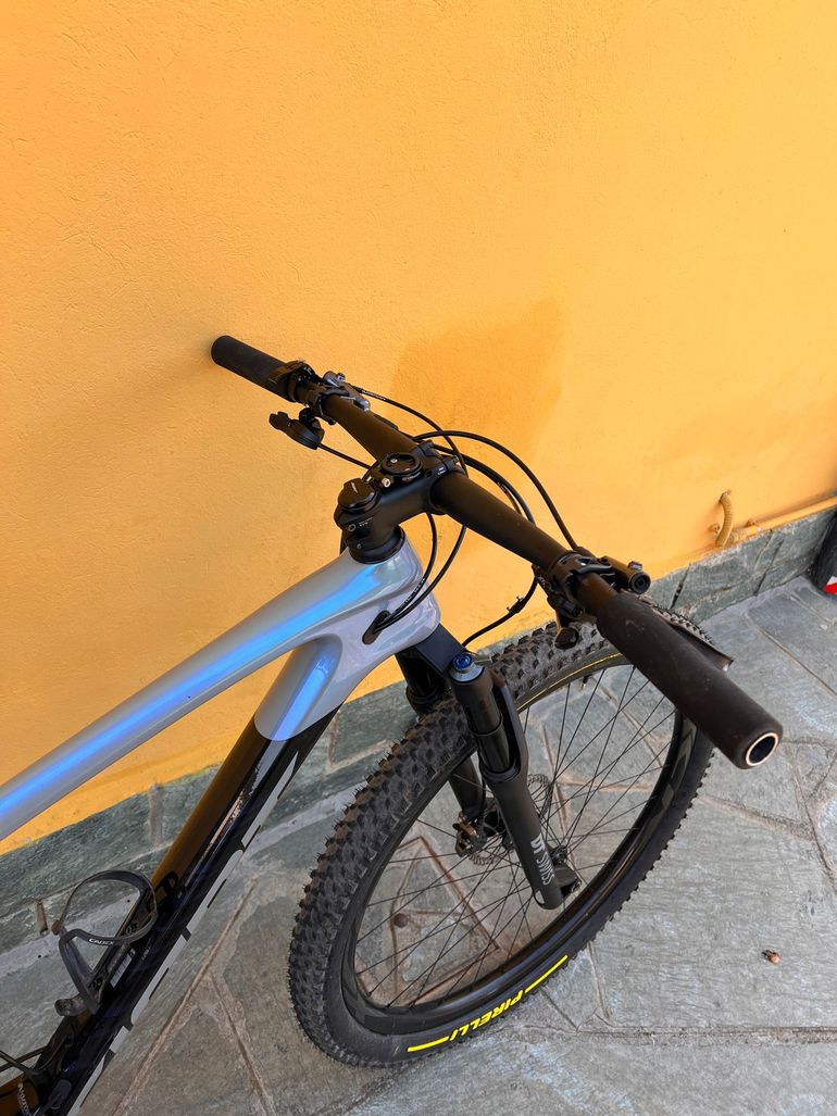 Used Giant Anthem 2025 Mountainbike, Light Gray — image 9 of 12