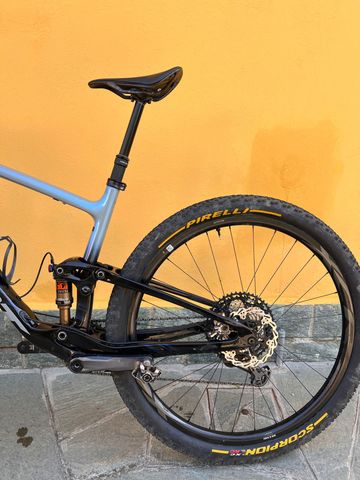 Used Giant Anthem 2025 Mountainbike, Light Gray — image 10 of 12