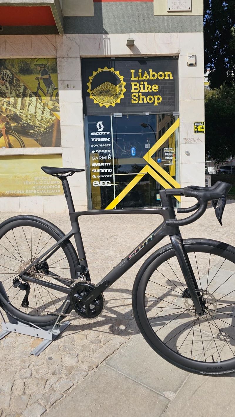 Used Scott Addict RC 30 2025 Road & Gravel