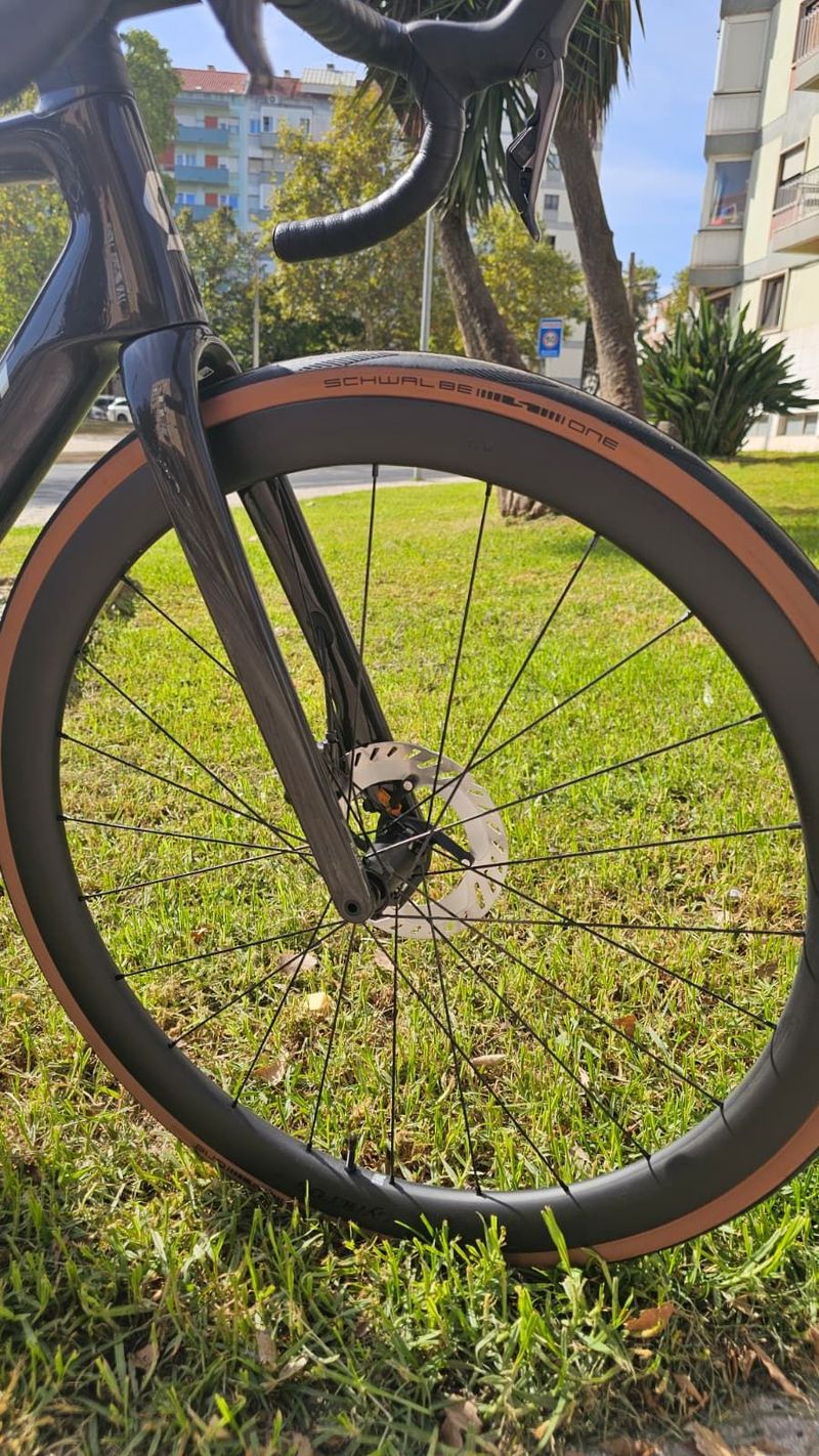 Tweedehands Scott Addict RC 20 2025 Road & Gravel — afbeelding 2 van 9