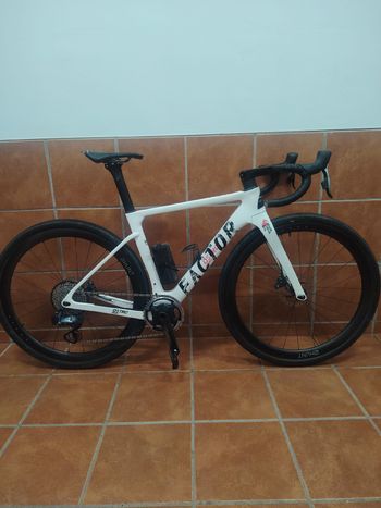 Gebrauchtes Factor Ostro SRAM Force eTap AXS 2023 Road & Gravel, Weiß — Bild 1 von 7