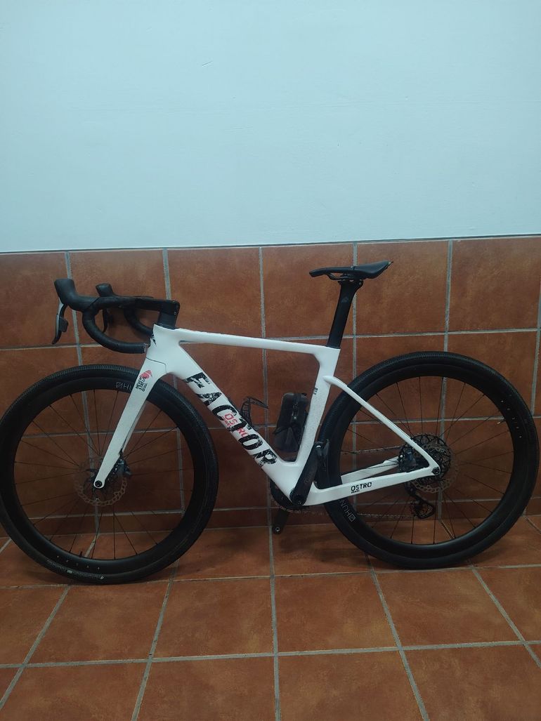 Gebrauchtes Factor Ostro SRAM Force eTap AXS 2023 Road & Gravel, Weiß — Bild 2 von 7