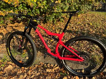 Used Orbea OIZ M20 TR 2022 2022 Mountainbike, Orange, 29 — image 2 of 10
