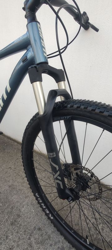 Used Giant Talon Shimano Deore 2023 Mountainbike, Blue — image 6 of 11