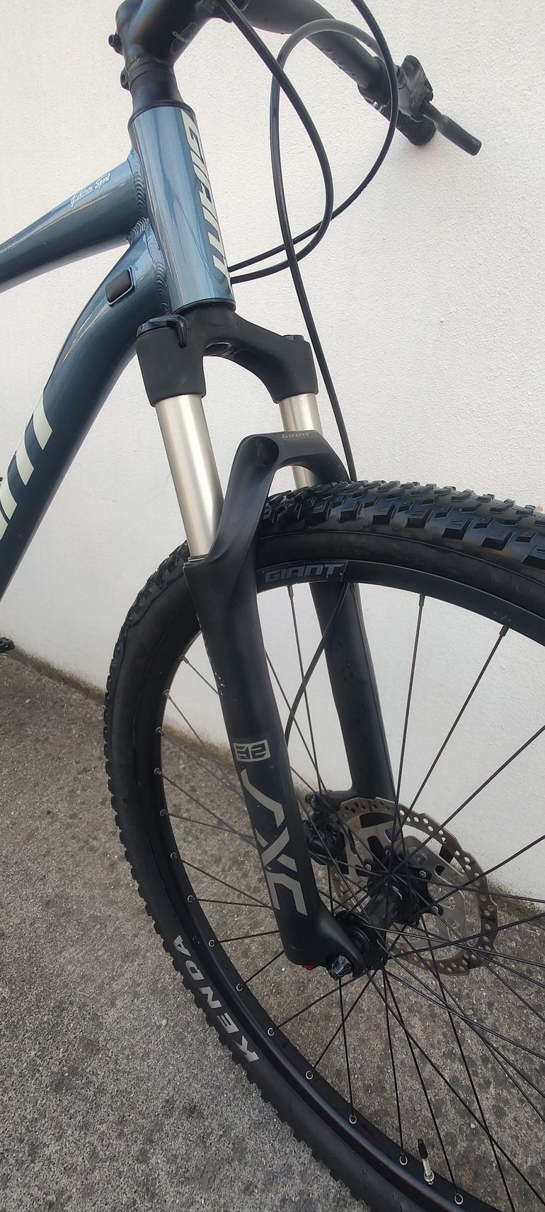 Used Giant Talon Shimano Deore 2023 Mountainbike, Blue — image 6 of 11