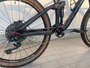 Used Trek Remedy 7 2017 2017 Mountainbike, Black, 27.5 — image 5 of 14