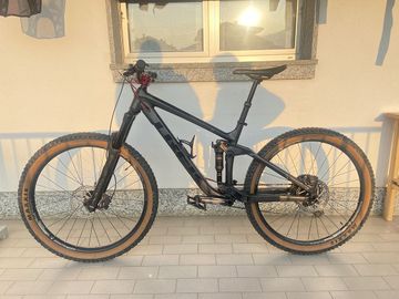 Used Trek Remedy 7 2017 2017 Mountainbike, Black, 27.5 — image 2 of 14