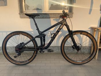 Used Trek Remedy 7 2017 2017 Mountainbike, Black, 27.5 — image 1 of 14