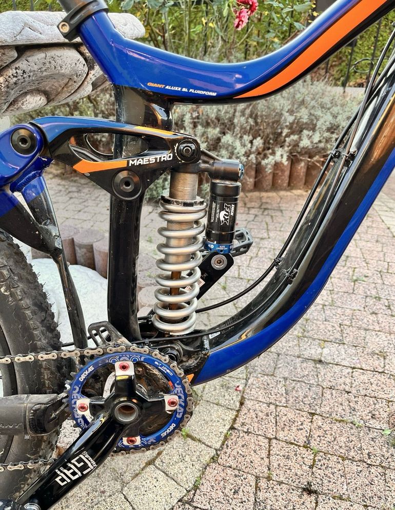 Used Giant Glory Shimano ZEE 2017 Mountainbike, Blue — image 4 of 6