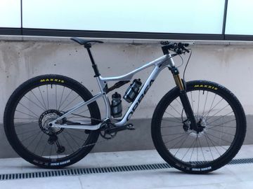 Used Orbea OIZ M PRO TR 2022 2022 Mountainbike, Light Gray, 29 — image 1 of 3