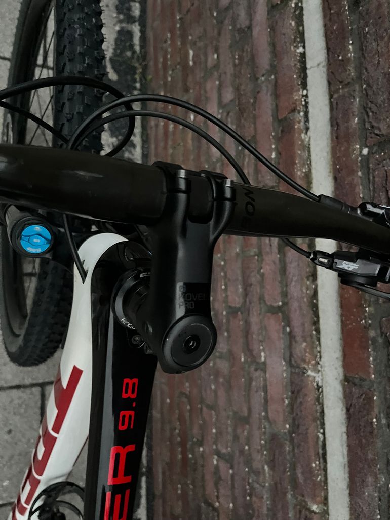 Used Trek Procaliber 9.8 2021 Mountainbike, White — image 15 of 16