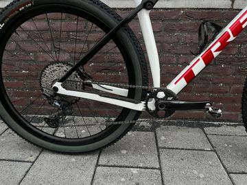 Used Trek Procaliber 9.8 2021 Mountainbike, White — image 2 of 16
