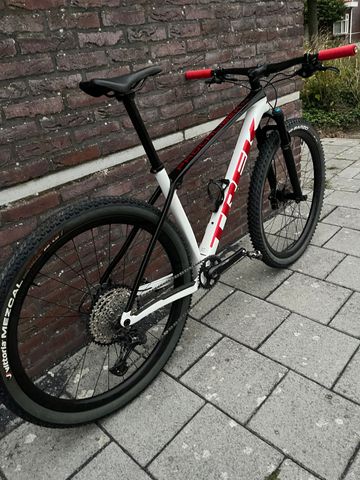 Used Trek Procaliber 9.8 2021 Mountainbike, White — image 7 of 16