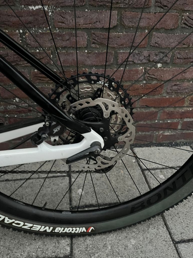 Used Trek Procaliber 9.8 2021 Mountainbike, White — image 13 of 16