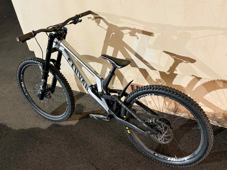 Used Canyon Sender SRAM GX DH 2023 Mountainbike, Light Gray, Mixed — image 2 of 3